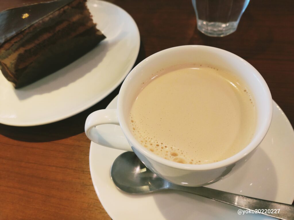 リッチミルク紅茶とチョコレートケーキ