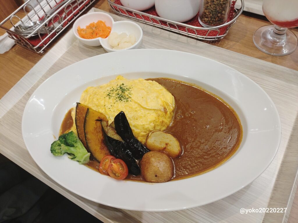 ココイチワールド 三元豚といろどり野菜 オムビーフカレー